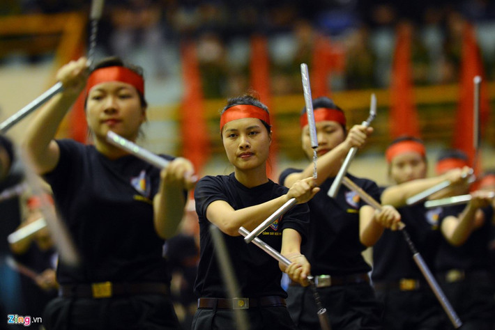 Biểu diễn côn nhị khúc của lực lượng Cảnh sát đặc nhiệm Hà Nội mở màn cho lễ khai mạc.