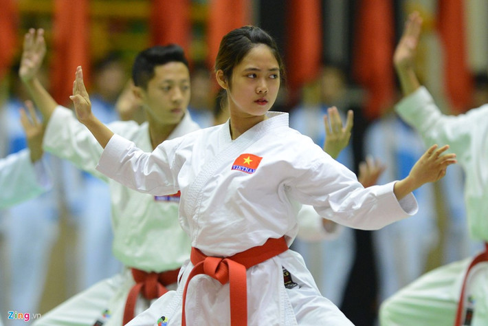 Một bóng hồng cảnh sát trong màn biểu diễn Karatedo khai mạc.