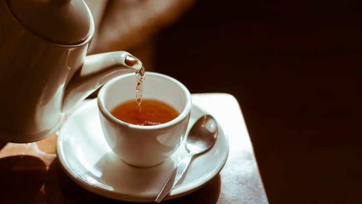 Dù bạn chọn loại trà nào thì chất lượng cũng nên được ưu tiên hàng đầu. Một nghiên cứu năm 2013 phát hiện ra hơn 70% trong số 30 loại trà được kiểm nghiệm có lượng chì không an toàn, 20% có nồng độ nhôm không an toàn. Các chuyên gia khuyên không nên uống các loại trà có nguồn gốc từ Trung Quốc, Sri Lanka và Ấn Độ vì đất ở đây bị nhiễm độc.