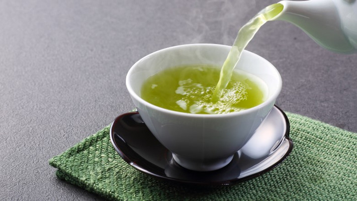 Có một lượng lớn người trên thế giới thích uống trà xanh và loại trà này được coi là đồ uống tốt cho sức khỏe nhất thế giới do chứa một lượng lớn chất EGCG. Do vậy công dụng của trà xanh giống như một loại thuốc kích thích chức năng não, hỗ trợ giảm cân, chống các bệnh tim mạch và ung thư.