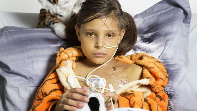 Nhưng bấy nhiêu điều không may đó vẫn chưa phải là hết đối với gia đình chị Rebecca Conci. Đứa con kế tiếp của cô, Conci là Jaydalee cũng mắc phải căn bệnh lạ lùng đe dọa tính mạng giống như chị gái mình. Bé bị sốt cao khi mới 6 tháng tuổi và hệ miễn dịch rất kém. Đến lúc này các bác sĩ mới biết Jayda và Jenna đều có chung một gen di truyền nào đó.