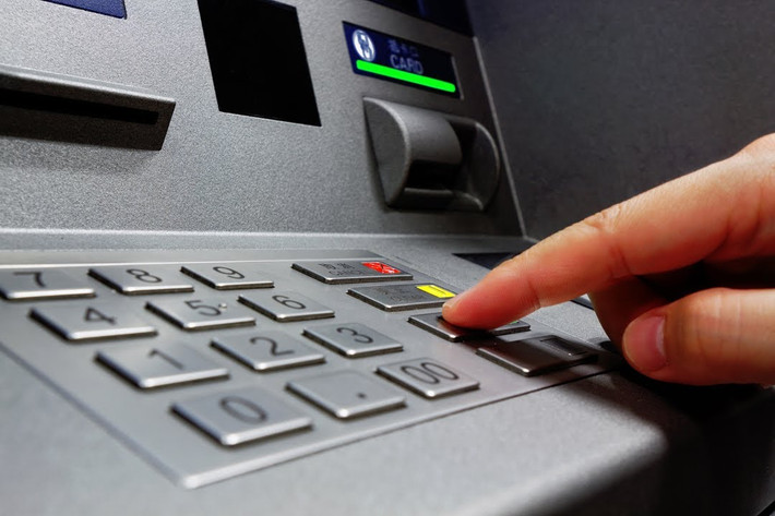 Rửa tay hoặc sát khuẩn sau khi sử dụng máy ATM: Các máy rút tiền tại những nơi công cộng như sân bay cũng chứa đầy vi khuẩn nên cần rửa tay thật sạch sau khi sử dụng.