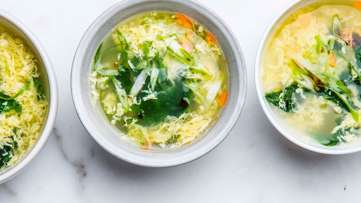 Canh dashi nấu cải bó xôi: Nước dùng dashi được chế biến bằng cách đun sôi tảo bẹ với cá bào rồi ngâm 10 phút, sau đó vớt bỏ xác. Hoặc đơn giản hơn là mua bột dashi về pha với nước. Tiếp đến đập một quả trứng vào khuấy đều, đun sôi lên lần nữa thì tiếp tục cho cải bó xôi vào là ăn được. Khi ăn có thể rắc thêm một ít hành lá và dầu ớt.