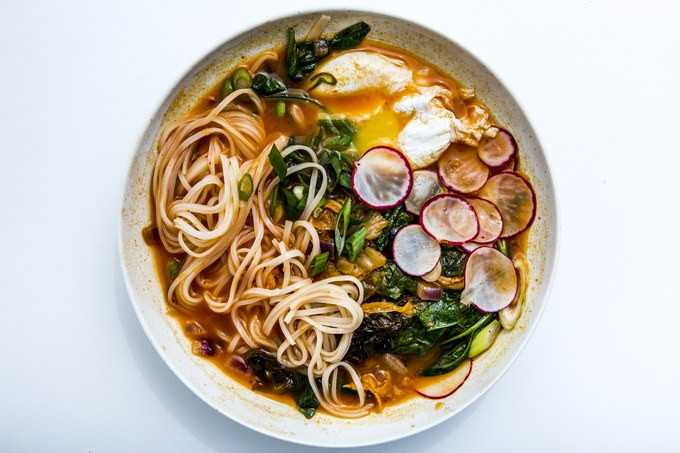 Canh kim chi rau củ: Chỉ cần một ít nước dùng (nước dùng có thể nấu từ thịt bò, thịt gà, hải sản) đun sôi lên, thả kim chi cắt nhỏ cùng các loại rau như bắp cải, hành tây, gừng…vào, cuối cùng đập vào canh một quả trứng. Đừng quên các loại rau gia vị như hành tây và tỏi tây cùng với chính nước muối kim chi để món canh mùa đông này thêm đậm đà.