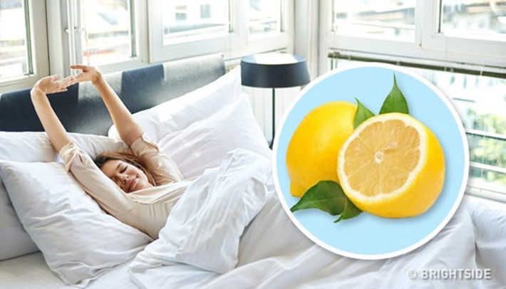 Làm bạn thư giãn: Khi đặt chanh cạnh giường, hương thơm từ chanh làm dịu hệ thần kinh, giảm lo lắng và giúp giảm căng thẳng sau một ngày làm việc. Nếu bạn không có sẵn tinh dầu chanh, hãy dùng một miếng chanh để thay thế.