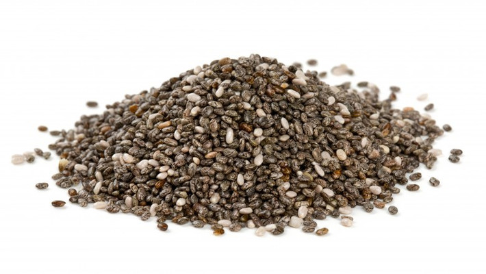 Hạt chia cũng là một trong những thực phẩm bị thổi phồng tác dụng. Hạt chia được coi là siêu thực phẩm vì chứa nhiều omega-3 hơn cá hồi. Điều này không sai. Nhưng Omega-3 có 3 dạng, DHA, EPA và ALA. DHA và EPA có trong dầu cá và rất cần thiết đối với sức khỏe. Tuy nhiên, ALA – loại omega-3 có trong hạt chia không thực sự cần vì cơ thể có thể chuyển ALA thành DHA và EPA nhưng lại chuyển hóa không tốt lắm. Vì vậy lượng omega-3 thu được ít hơn so với khi ăn cá hồi.