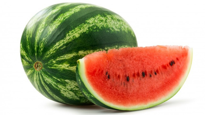Dưa hấu là loại quả giải nhiệt mùa hè nhưng trong mỗi lát dưa hấu có chứa 18-16mg lycopene. Nhưng khi ăn quá nhiều lycopene sẽ gây khó chịu ở đường ruột. Dưa hấu cũng chứa nhiều kali nhưng đối với những người bị tăng kali huyết hay bị bệnh thận thì 560mg kali trong một miếng dưa hấu cũng đủ để gây ngừng tim.