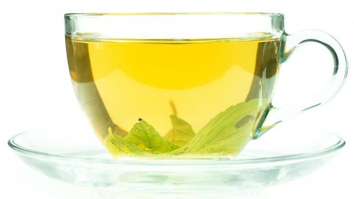 Mặc dù có danh tiếng là có lợi cho sức khỏe nhưng trà xanh chứa nhiều caffein ngang với cà phê. Khi kết hợp với một số thành phần khác, đồ uống này có thể gây mất ngủ, run chân tay, tim đập nhanh, huyết áp cao, đau đầu.