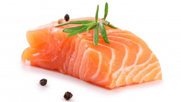Cá hồi chứa rất nhiều omega-3 những cũng chứa thủy ngân. Lượng thủy ngân trong cá hồi tùy thuộc vào vị trí sinh sống, giống cá nuôi hay tự nhiên. Tuy lượng thủy ngân không nhiều nhưng cá hồi là thực phẩm không nên ăn hàng ngày. Đây là thực phẩm mà phụ nữ và trẻ em không nên ăn nhiều vì trẻ em rất dễ bị ảnh hưởng đến thần kinh.