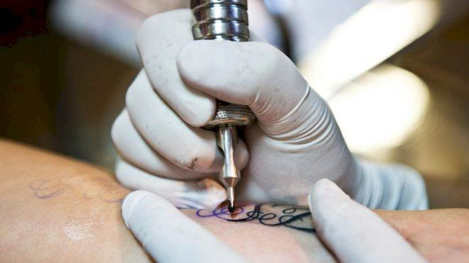Xăm: Trước khi quyết định có một hình xăm trên người, đừng quên rằng có thể bạn sẽ bị nhiễm bệnh. Các dụng cụ kim xăm có thể dễ dàng lây truyền virus viêm gan B, C, thậm chí là virus HIV nếu không được vệ sinh sạch sẽ và toàn bộ. Trước khi xăm, bạn nên chú ý đến điều kiện vệ sinh của nơi thực hiện và hỏi rõ nếu cần.