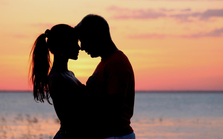 Bạn cũng có thể bị nhiễm virus herpes khi thực hiện các hành vi dù không “quan hệ” trực tiếp hay truyền dịch sang nhau. Nguy cơ mắc bệnh thấp hay cao tùy thuộc vào tình trạng mắc bệnh HPV và các viêm nhiễm khác của một trong hai người và da có bị trày xước hay không. (Nguồn ảnh: Cosmo)