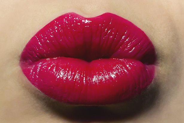 Dưỡng môi: Có hai loại herpes là herpes môi (loại 1) và herpes sinh dục (loại 2). Cả hai đều lây qua tiếp xúc trực tiếp. Nếu bạn cho một người bị herpes môi mượn dưỡng môi của mình để bôi hoặc chính bạn dùng dưỡng môi ngay sau khi quan hệ thì đều có thể bị nhiễm virus này. May mắn là các bệnh không thể lưu lại lâu trên các vật vô sinh. Dù vậy điều đáng nói là không nên cho gia đình hay bạn bè mượn dưỡng môi, đồng thời tránh xa khỏi các đồ tester tại các cửa hàng mỹ phẩm.