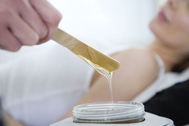 Waxing: Với nhiều phụ nữ, thường xuyên wax vùng bikini là một công việc không thể thiếu. Nhưng họ không biết rằng mình có thể nhiễm bệnh nếu người thực hiện không an toàn. Chẳng hạn như dùng một que nhúng hai lần vào dung dịch wax cũng có thể gây bệnh. Ngoài ra, wax vùng kín sẽ làm mất đi lớp màng trên da khiến vi khuẩn dễ xâm nhập.