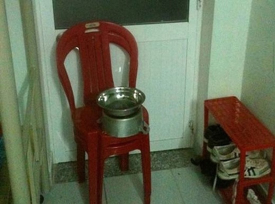 Cách đánh động trộm đơn giản từ ghế và nồi niêu trong nhà.