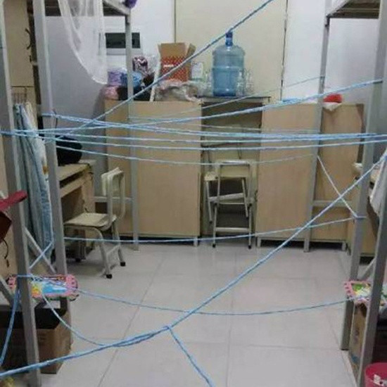 Ngoài cách làm này, còn có nhiều người sáng tạo muôn vàn kiểu phòng và chống trộm bá đạo khác. Chẳng hạn như cách sinh viên "giăng thiên lai địa võng" để chống trộm.