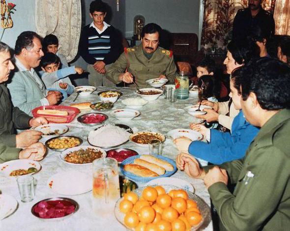 Saddam Hussein (1937 – 2006): Là một người kén ăn nên Saddam Hussein rất quan tâm đến thực phẩm sống được đưa vào cung điện 2 lần/tuần của mình, thịt bò thịt cừu phải sạch mỡ, tôm phải tươi. Món oliu từ cao nguyên Golan mà ông ưa thích cũng phải được kiểm tra xem có chất độc hoặc phóng xạ hay không. Những món ăn ưa thích của ông là cá và hải sản, thịt nạc, rau quả và các món Bedouin truyền thống.