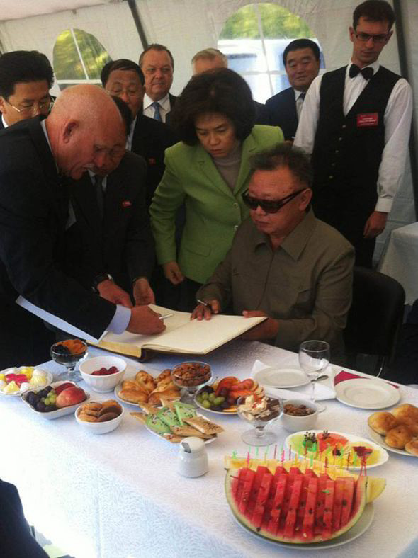 Kim Jong-il (1942 – 2011): Người đứng đầu nước Bắc Triều Tiên này được mệnh danh là nhà độc tài nghiện ăn uống nhất thế giới. Ông có cả một thư viện với đủ mọi loại sách dạy nấu ăn và cử đầu bếp riêng đi khắp nơi trên thế giới để học nấu những món ăn ngon nhất như trứng cá muối Iran, thịt lợn Đan Mạch, xoài Thái Lan và bánh gạo Nhật Bản. Ông là một người khắt khe trong chuyện ăn uống đến nỗi bất cứ thứ gì không hoàn hảo đều không đụng tới. Ông có một đội nữ nhân viên chuyên kiểm tra mỗi hạt gạo được dùng để nấu cơm phải đồng đều về màu sắc, kích cỡ và hình dáng. Ông thích ăn sushi và thường yêu cầu đầu bếp riêng của mình làm món cá nóc.