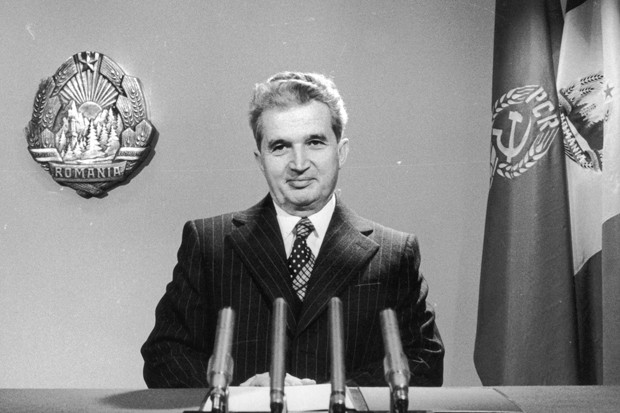 Nicolae Ceausescu (1918 – 1989): Nhà lãnh đạo cộng sản người Rumani là một người ăn uống đơn giản nên ông thường ăn món lasagne chay hoặc thịt bò sốt hành, cà chua và phô mai feta. Mỗi chuyến đi nước ngoài của ông thường có một kỹ sư hóa học kèm theo một phòng thí nghiệm di động đi theo để kiểm tra những món ăn dành cho nhà độc tài này. Bảo đảm an ninh ăn uống tại Rumani cũng ngặt nghèo không kém.