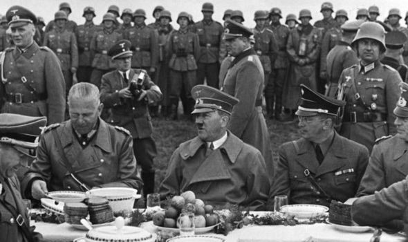 Adolf Hitler (1889 -1945) là một người ăn chay đầy tai tiếng. Lý do thực sự là nhà độc tài phát xít người Đức này chẳng hề ngần ngại nếu phải nuốt một con chim bồ câu non nhồi căng lưỡi, gan và quả hồ trăn. Hitler sợ bị đầu độc bằng đồ ăn hơn bằng thuốc nên luôn có một đội 15 người nếm thử thức ăn trong tay và chỉ có một người duy nhất trong số họ còn sống sau chiến tranh. Thường thì sau khoảng 45 phút nếu người nếm thức ăn không có vấn đề gì thì món ăn mới được chuyển tới bàn của Hitler.