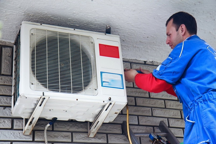 Sai lầm khi dùng điều hòa lớn nhất phải kể đến là không vệ sinh điều hòa thường xuyên. Điều hòa không được bảo trì, vệ sinh thường xuyên theo định kỳ không chỉ bị bẩn dẫn đến công suất làm mát giảm, tốn điện mà còn là môi trường lý tưởng để vi khuẩn và nấm mốc phát triển. (Ảnh: topblogin)