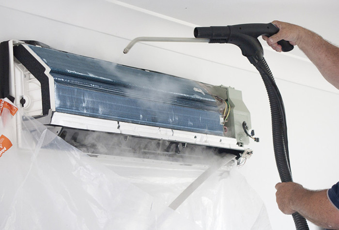 Vi khuẩn nguy hiểm nhất từ điều hòa phải kể đến Legionella, loại vi khuẩn có khả năng gây viêm phổi nặng dẫn đến tử vong. Khi một chiếc máy lạnh “bẩn” được bật lên cũng là lúc các vi khuẩn này được thổi vào không khí trong nhà gây các bệnh mãn tính. (Ảnh: sunstatecleaningservices)