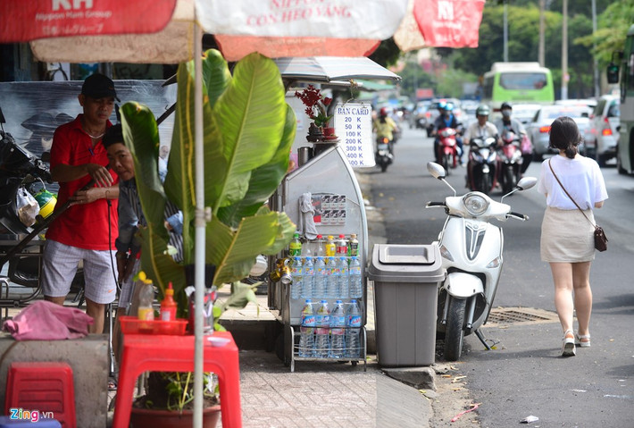 Cách đó không xa, trên đường Lê Lai, quận 1 tình trạng lấn chiếm vỉa hè vẫn xảy ra phổ biến.