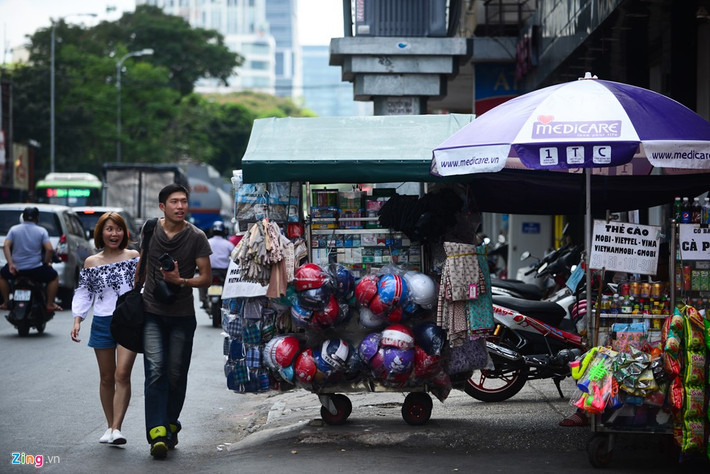 Bên cạnh đó, nhiều tuyến đường trong quận 1 như: Đường Hai Bà Trưng, Nguyễn Thị Minh Khai, Điện Biên Phủ, Pasteur... tình trạng lộn xộn vẫn tồn tại.