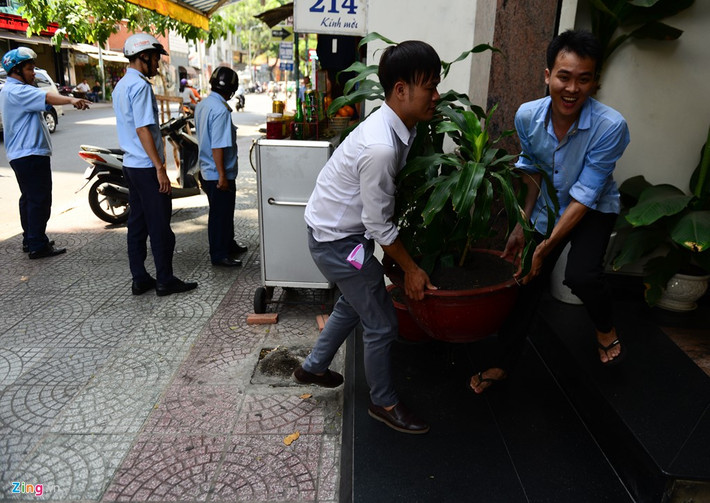 Lực lượng trật tự đô thị phường Nguyễn Cư Trinh liên tục đi kiểm tra, nhắc nhở những trường hợp còn vi phạm.
