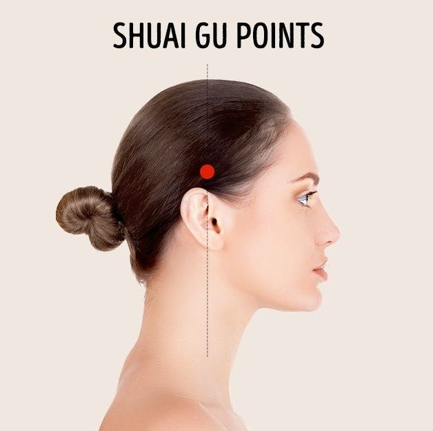 Huyệt xuất cốc: Huyệt này nằm ngay trên tay, cách đường chân tóc khoảng 2-3cm. Mát xa điểm này có thể khiến mắt hết mệt mỏi, ngoài ra còn giúp hệ thần kinh lấy lại thăng bằng khi quá say mê việc gì đó.