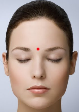 Huyệt ấn đường: Còn được gọi là con mắt thứ 3, điểm huyệt này nằm trên trán và chính giữa hai đầu lông mày. Nhiều người bị đau đầu tại điểm huyệt ấn đường do hoạt động trí óc quá nhiều khiến cho vùng này bị bó chặt.