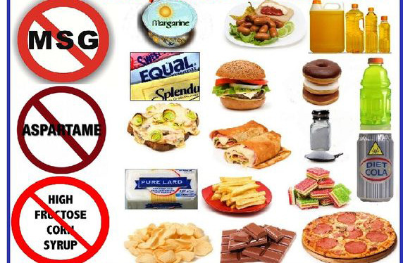 Theo trang Dailymail, những thực phẩm có chứa nhiều chất phụ gia nhất là: xúc xích (30 nguyên liệu thành phần), khoai tây nghiền bán sẵn (7), nước sốt (16), sốt cà chua (12), bánh mì (26), mứt phết làm từ dầu thực vật (18)…. Đây là lý do vì sao bạn nên tự nấu ăn bằng những nguyên liệu tươi để giảm thiểu các nguyên liệu công nghiệp. Khi cần mua thực phẩm đóng gói cần kiểm tra kỹ càng các nguyên liệu thành phần trên nhãn mác. (Nguồn ảnh: WebMD)