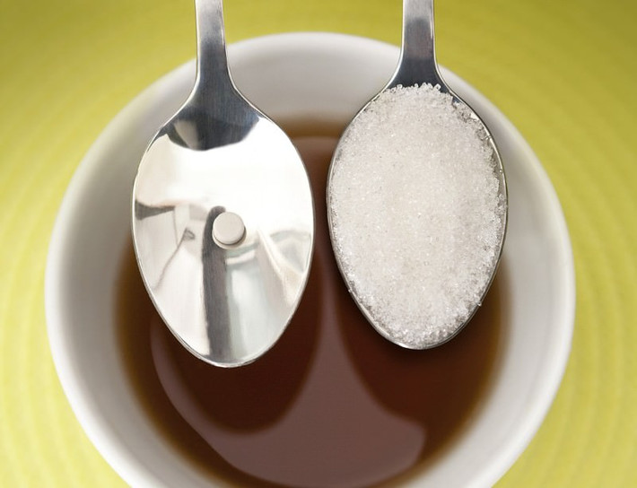 Yếu tố đầu tiên nên tránh ăn phụ gia thực phẩm này là vì đường hóa học gây tăng cân. Nhưng điều nguy hiểm hơn là đường hoa học ảnh hưởng rất xấu đến sức khỏe. Chẳng hạn như aspartime là một độc tố thần kinh có vị ngọt và có cấu trúc không tự nhiên. Các axit amino có trong aspartime sẽ tấn công các tế bào, thậm chí vượt qua cả các hàng rào bảo vệ não để ăn sâu vào não, tạo nên trạng thái kích thích do nhiễm độc.