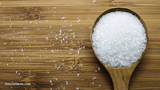 Mì chính là một dạng muối của axit glutamic và là một chất truyền dẫn thần kinh. Mì chính có thể kích thích quá mức các tế bào đến mức bị hỏng hoặc chết, gây mất chức năng não và phá hủy não ở nhiều mức độ, gây ảnh hưởng đến tiếp thu, rất nhiều các món ăn hàng ngày đều có mì chính.