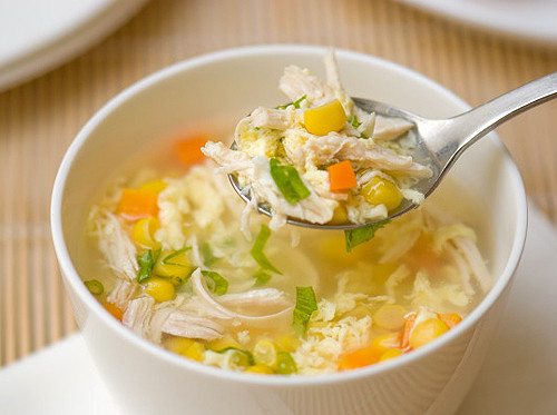 Súp gà: Vào những buổi sáng cần ăn uống nhanh gọn nhưng đủ chất, hãy dùng thịt gà còn thừa xé nhỏ để nấu cho mỗi người một bát súp gà.