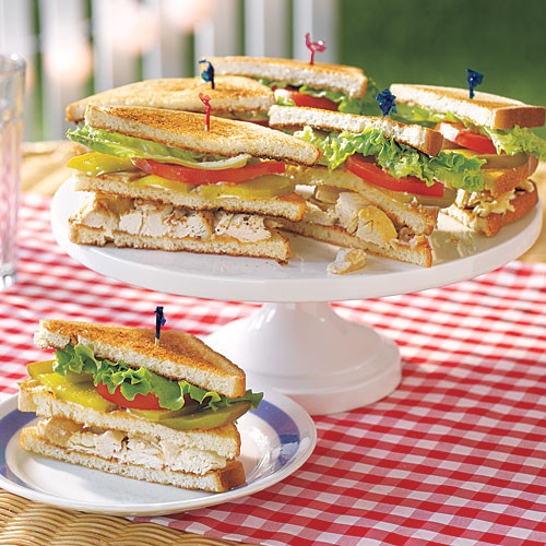 Bánh mì thịt gà: Với thịt gà không ăn hết, bạn còn có thể làm được món bánh mì thịt gà. Thịt gà xé to trộn với nước cốt chanh và ½ thìa sốt mayonnaise, cho thêm một ít muối tiêu cho đậm đà. Tiếp đến kẹp bánh mì sandwich với cà chua, dưa chuột muối và 1 lá rau diếp rồi cho thịt gà đã trộn vào giữa.