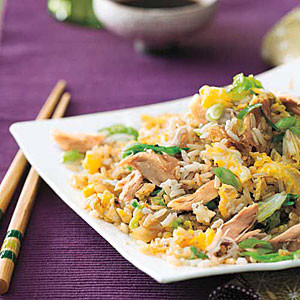 Cơm rang thịt gà bắp cải: Món ăn tất cả trong một này không chỉ dành cho gia đình mà cả trẻ nhỏ cũng sẽ yêu thích. Đầu tiên xào qua rau bắp cải đã thái nhỏ với một ít gừng rồi xúc ra đĩa. Tiếp đó cho cơm vào chảo rang. Để cơm trong chảo ít nhất 2 phút rồi mới đảo để cơm cháy giòn. Khi cơm đã săn lại thì đập 1 quả trứng vào. Nêm nếm bằng nước tương và nước mắm, cho thịt gà vào rang cùng. Cuối cùng cho bắp cải đã xào vào đảo đều.