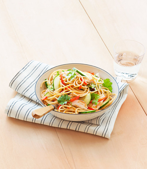 Mì gà lạnh: Đây là món ăn mang hương vị của ẩm thực Thái Lan. Có thể dùng mì ramen hoặc pasta đều được. Mì luộc chín vớt ra cho vào nước lạnh. Trộn đều bơ đậu phộng với nước tương, dấm, dầu ăn, tỏi rồi cho thịt gà và ớt chuông đỏ vào sau cùng. Lấy hỗn hợp này trộn với dưa chuột và mì ramen đã luộc chín.