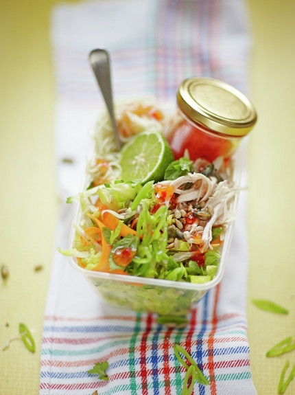Salad gà: Nếu không ăn hết thịt gà ngày Tết, món đơn giản nhất bạn có thể làm từ thịt gà còn thừa là salad gà. Món này ăn vừa chống ngán vừa giúp bạn không bỏ phí thực phẩm. Có nhiều công thức làm salad thịt gà, nộm gà, gỏi gà. Nhưng nếu thấy món gà trộn mayonnaise quá béo thì có thể chỉ trộn thịt gà với một ít ớt, chanh, rau bạc hà và rau mùi cùng nước sốt.