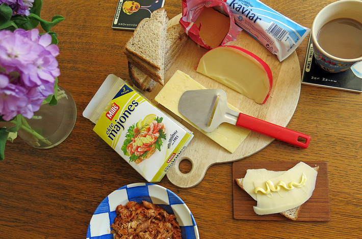 Người Na Uy thường ăn sáng nhẹ. Bữa sáng thường có bánh mì lúa mạch, bánh mì làm bằng khoai tây hoặc bánh mì cuộn (phô mai, mứt hoặc bơ). Ngoài ra, còn có thể có cá và thịt, chẳng hạn như salami, thịt hun khói, cá hồi xông khói hoặc cá trích ngâm dấm. Trong bữa sáng bắt buộc phải có cà phê chính là một trong những bí quyết giúp người Na Uy có thể lực tốt nhất thế giới.