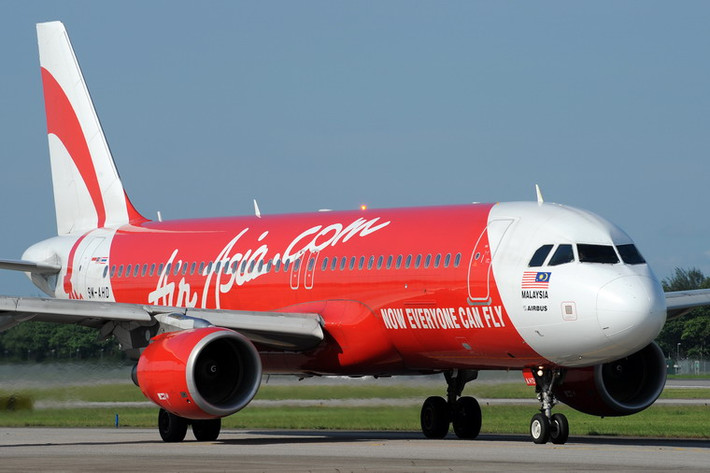 Năm 2003, Air Asia đã mở một trung tâm thứ hai tại sân bay quốc tế Senai ở Johor Bahru, gần Singapore và mở chuyến bay quốc tế đầu tiên đến Bangkok. Sự kiện này mở đường cho hàng loạt tuyến bay quốc tế đến các nước Đông Nam Á những năm tiếp theo.