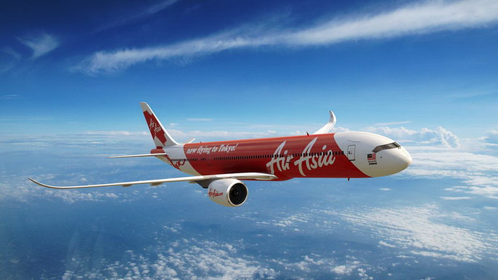 Do hoạt động thua lỗ, Air Asia đã được nhà tài phiệt Tony Fernandes mua lại vào năm 2001. Kể từ đó, hãng hàng không này đạt thành công ngoạn mục và liên tục tăng trưởng mạnh mẽ nhờ áp dụng mô hình chi phí vận hành thấp.