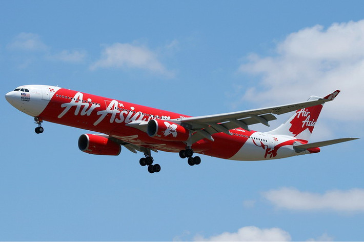Trong tháng 6/2011 Air Asia đặt mua 200 máy bay Airbus A320neos tại Triển lãm hàng không quốc tế ở Paris, với các thỏa thuận trị giá 18 tỉ USD. Đây là một trong những thương vụ lớn nhất trong lịch sử hàng không thương mại.