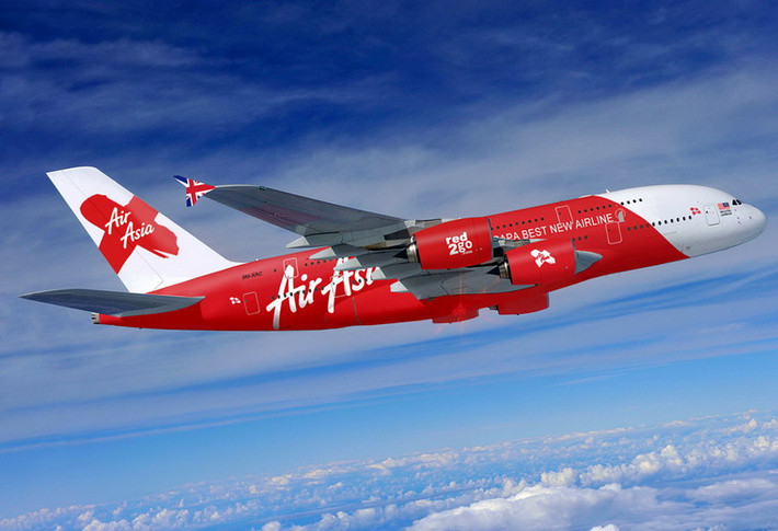 Ngày 28/12/2014, chiếc máy bay Airbus 320-200 mang mã số đăng ký PK-AXC của Air Asia đã rơi xuống biển với 162 người trên khoang khi bay từ thành phố Surabaya (Indonesia) đi Singapore. Đây là một sự kiện bi thảm đối với hãng hàng không đang phát triển đến giai đoạn cực thịnh của Malaysia.