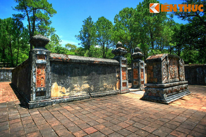 Phía sau cổng là bức bình phong và vòng thành trong bao quanh mộ.