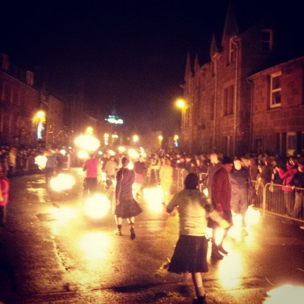 Vào mỗi dịp năm mới, người dân ở Stonehaven, Scotland đều tổ chức một lễ hội diễu hành lớn, trong đó, tất cả mọi người đều mặc váy ngắn và cầm một quả cầu lửa khổng lồ.