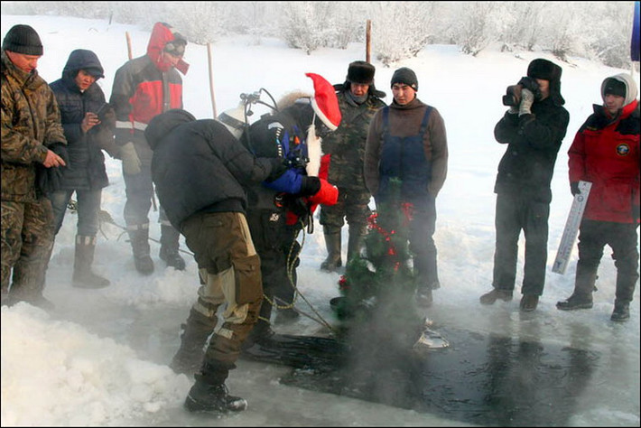 Người dân Siberia ở Nga vào dịp năm mới sẽ đào hố băng trên hồ Baikal và sau đó, các thợ lặn chuyên nghiệp sẽ mang “cây năm mới” xuống hồ nước trồng.