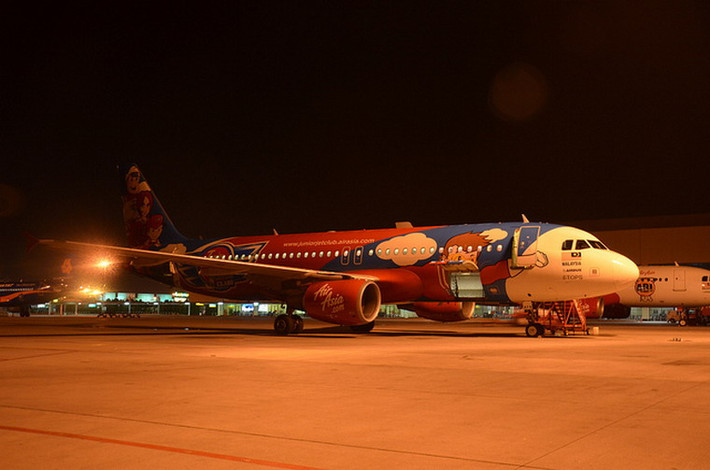 Ngày 9/6/2013, một máy bay Airbus 320-200 của hãng hàng không AirAsia với mã số đăng ký 9M-AFB mang số hiệu chuyến bay AK-1242 đã bị dừng động cơ đột ngột khi bay từ Kolkata (Ấn Độ) đến Kuala Lumpur (Malaysia) với 144 hành khách trên khoang.
