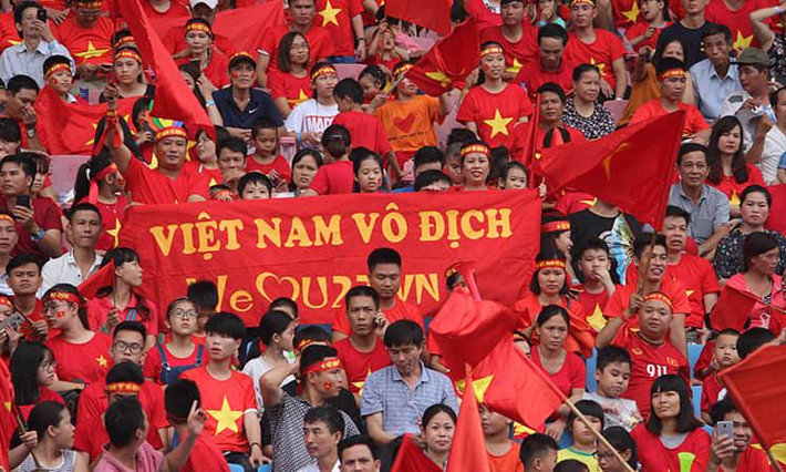 Đúng 17h, đoàn thể thao Việt Nam cùng các cầu thủ U23 Việt Nam bước ra sân khấu trong sự reo vỡ tung khán đài của CĐV.