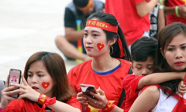 Rất nhiều cổ động viên nữ xinh đẹp háo hức chờ đón đoàn thể thao Việt Nam và các cầu thủ Olympic Việt Nam.
