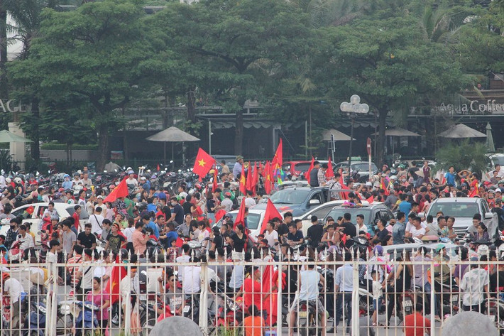 17h21, trong khi phía bên trong khán đài đang diễn ra lễ chào đón đoàn thể thao Việt Nam, thì bên ngoài sân vận động quốc gia Mỹ Đình hàng nghìn cổ động viên tiếp tục đổ dồn về. Tiếng trống, kèn đánh vang rộn ràng.